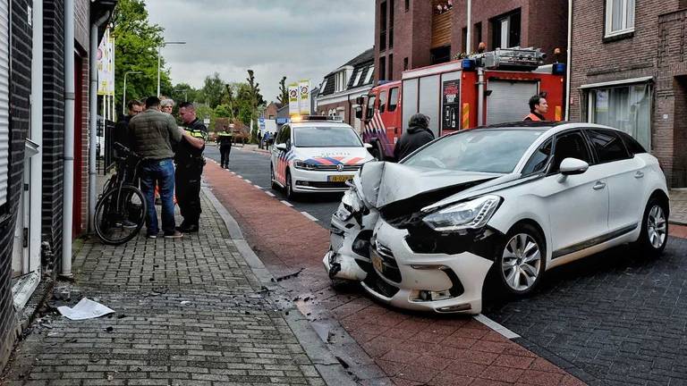 De bestuurder van de auto raakte lichtgewond. (Foto: Toby de Kort/De Kort Media).