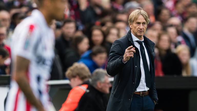 Adrie Koster probeerde zijn ploeg nog de juiste weg te wijzen in de bekerfinale (foto: VI Images).