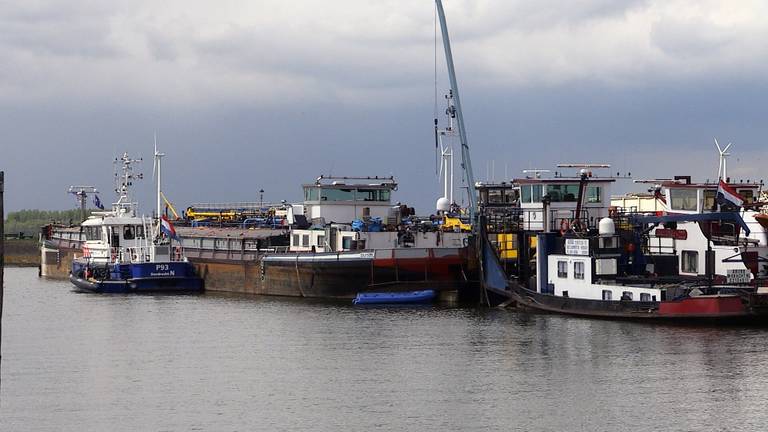 Het schip met het drugslab in de dorpshaven van Moerdijk