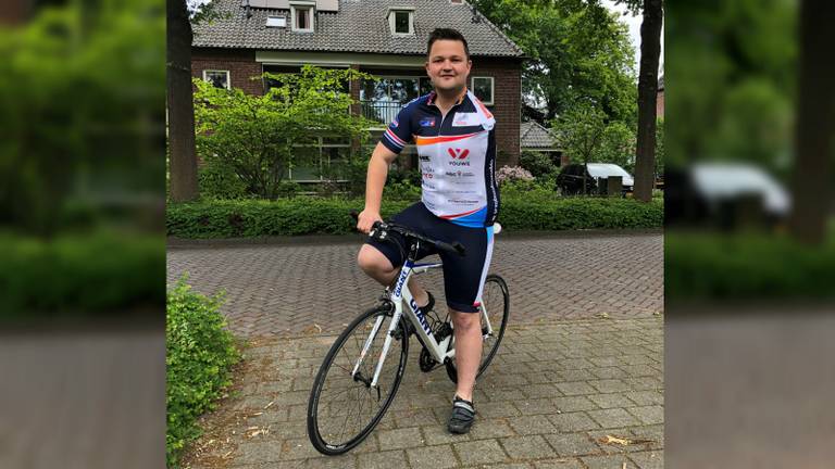 Thijs Kroezen op zijn racefiets (foto: Floyd Aanen)