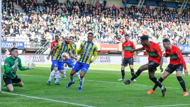 Doelman Etienne Vaessen kan een tegentreffer niet voorkomen in Nijmegen (foto: VI Images).