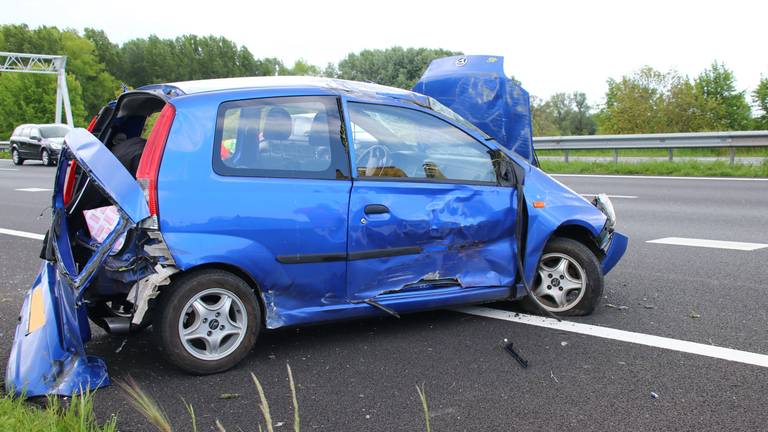 Auto slaat over de kop op A29 bij Heijningen (Foto: 112Nieuwsonline)