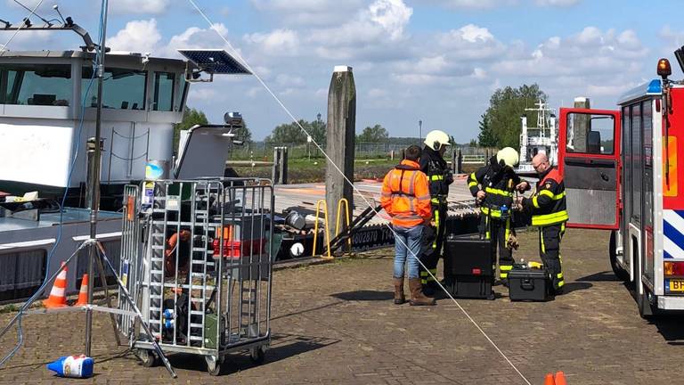 De hulpdiensten verwachten nog 'geruime tijd' bezig te zijn met het 'drugsschip'. (Foto: Erik Peeters)