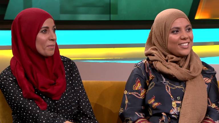 Rachida (L) en Najima zijn deze maand de 'Fasting Sisters' op YouTube.