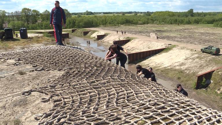 De deelnemers klauteren een berg op tijdens de Rhino Obstacle Run in Oirschot (foto: Raoul Cartens)