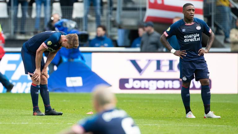 Teleurstelling bij de PSV-spelers na de nederlaag tegen AZ. (Foto: VI Images)