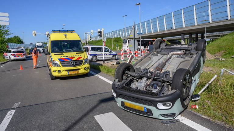 Auto slaat over de kop op afrit A58. (Foto: Tom van der Put/SQ Vision)