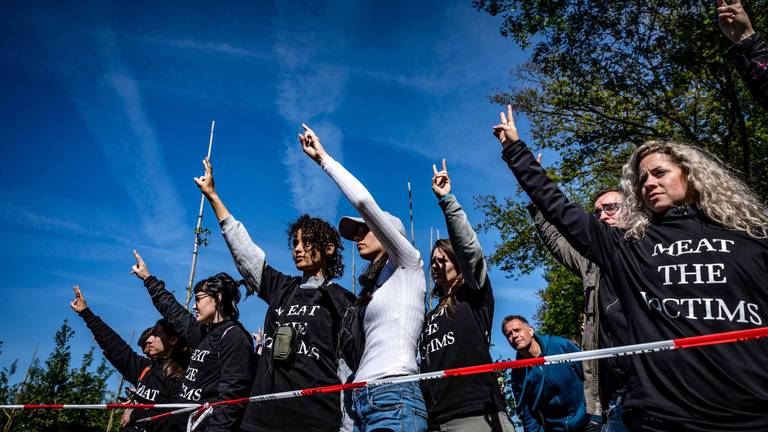 Demonstranten bij de varkensstal in Boxtel. (Foto: Rob Engelaar)