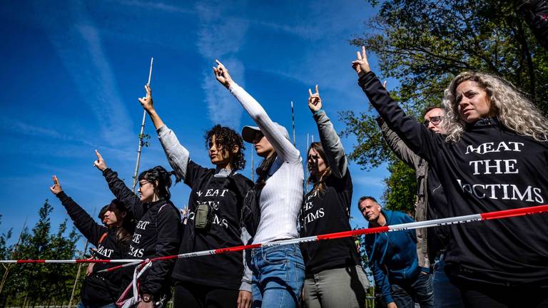 Dierenactivisten protesteerden voor een varkensstal. (Foto: Rob Engelaar)