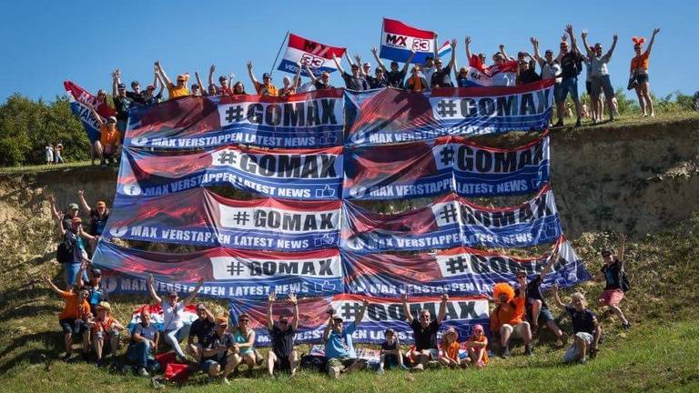 De Gomax-fanclub van Max Verstappen volgt haar favoriet overal (foto: Bas van Bodegraven).