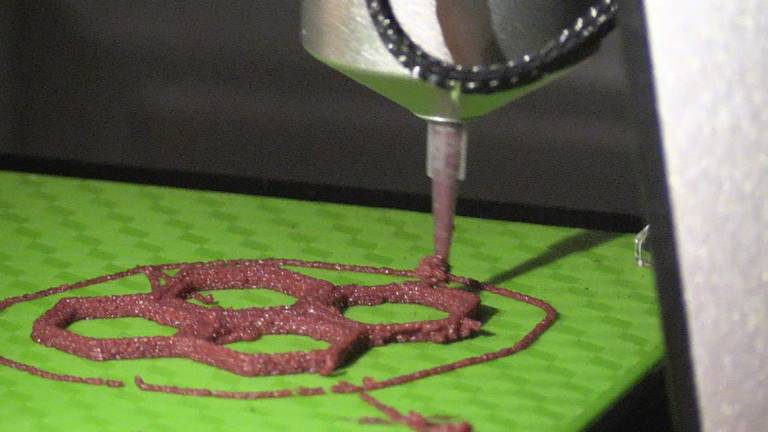 De 3D printer maakt van oud brood en bietjes een culinair hapje