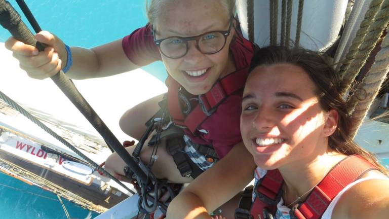 Fabiënne (rechts) en haar zeilvriendin Dieuwertje bovenin de mast. (Foto: Fabiënne de Jong)