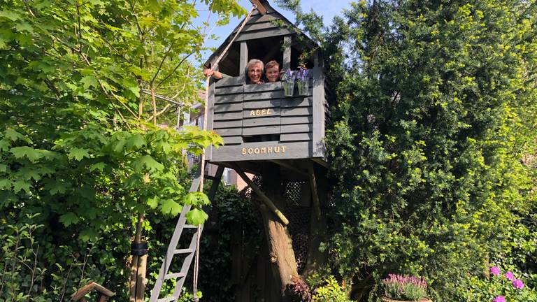 Abel en zijn oma in de zelfgebouwde boomhut (Foto: Imke van de Laar)