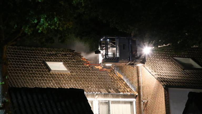 De brand brak uit op zolder. (Foto: Berry van Gaal)