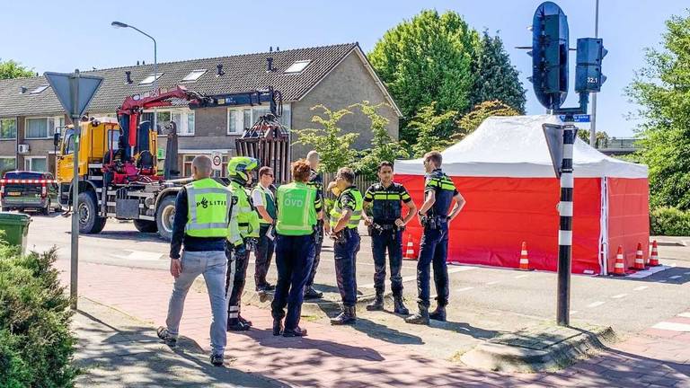 Een fietser is overleden bij een ongeluk met een vrachtwagen (Foto: Dave Hendriks).