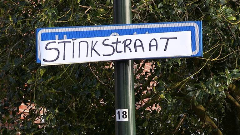 Bewoners van Hoog Geldrop hebben hun straat omgedoopt tot Stinkstraat. (foto: Omroep Brabant)