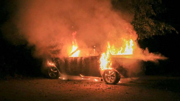 De oldtimer is helemaal uitgebrand in Helmond (Foto: Harrie Grijseels).