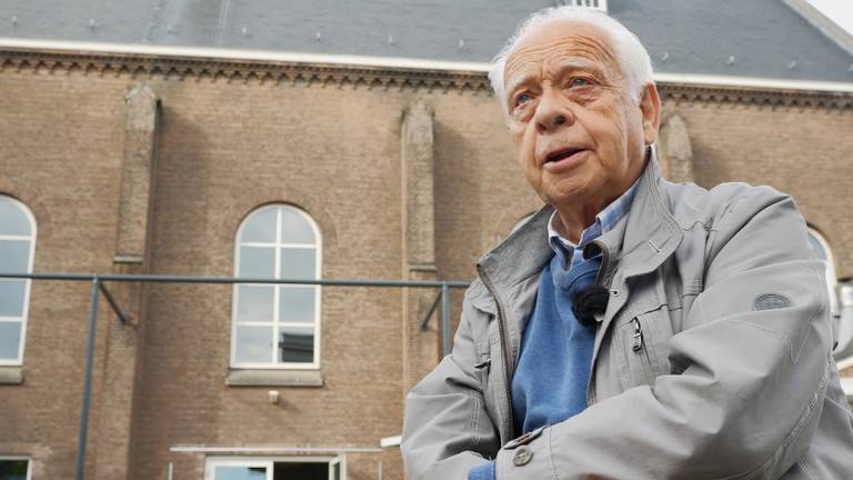 Theo Meulendijks op de plek waar het  Sobriëtas-gebouw stond