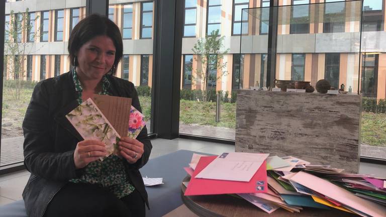 Anette van Uytrecht met kaartjes die haar moeder na het ongeluk kreeg (archieffoto).