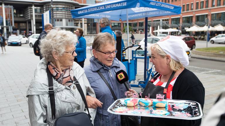 Duncan Donuts van Betty proeven. (Foto: Levin den Boer)