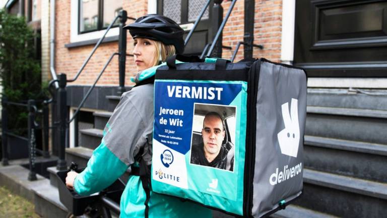 Ook de vermiste Jeroen de Wit uit Zuid-Holland staat op een bezorgtas. (Foto: Deliveroo)