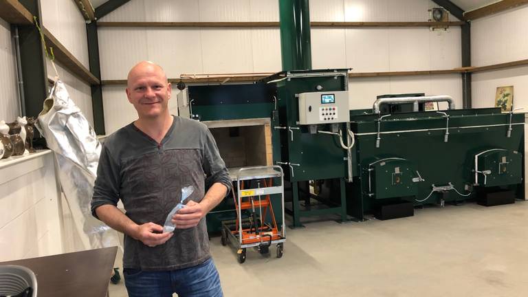 Theo Biemans in zijn gloednieuwe dierencrematorium