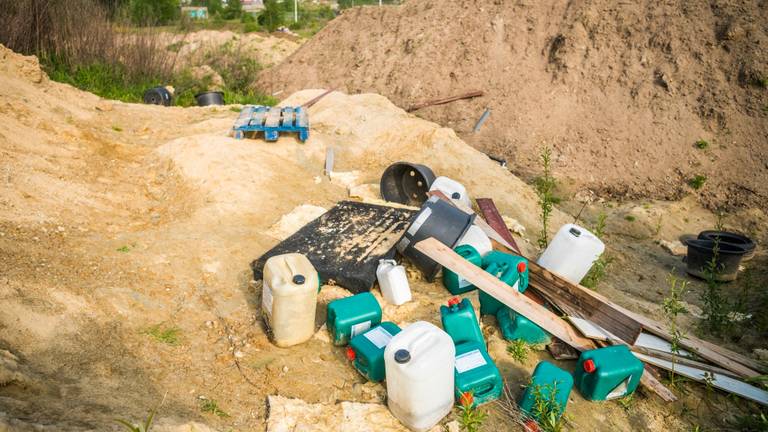 De gedumpte vaten (foto: Sem van Rijssel/SQ Vision Mediapordukties).