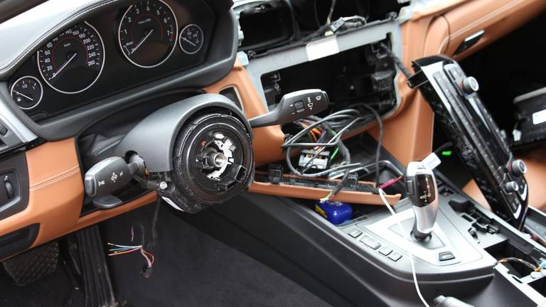 Onder meer het stuur van deze BMW is gestolen. Foto: Foto Jeroen Stuve