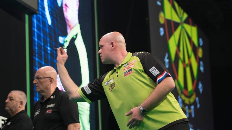 Michael van Gerwen in actie in de Premier League (foto: Lawrence Lustig/PDC).