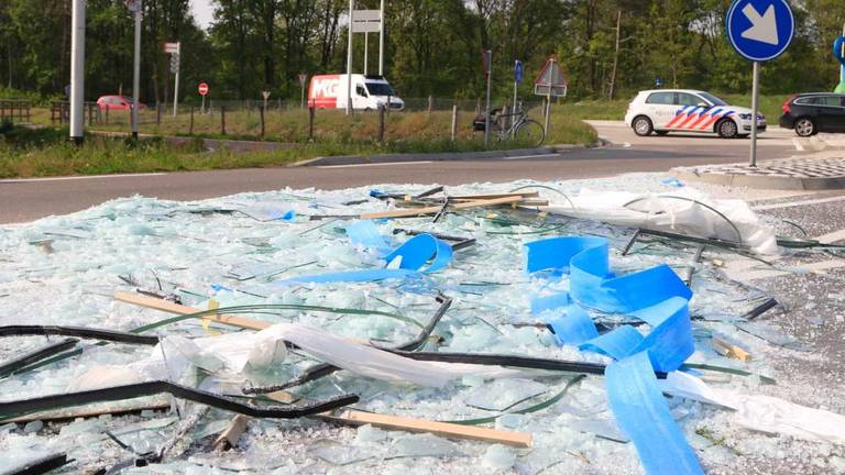 Zee van glas nadat vrachtwagen glasplaat verliest. (Foto: Danny van Schijndel).