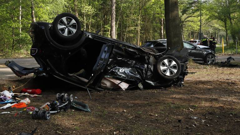 In de Kia die op zijn kop terecht kwam, zat een gezin met twee kinderen. (Foto: SK-Media)