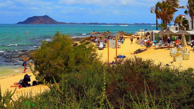 Frank en Elly Loos zorgen ervoor dat zieke mensen of mensen met weinig geld een weekje kunnen genieten van het strand van Fuerteventura (Foto: Frank Loos)