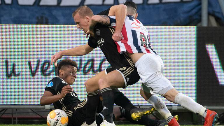 Willem II'er Pol Llonch in duel met Dani de Wit en David Neres. (Foto: VI Images)