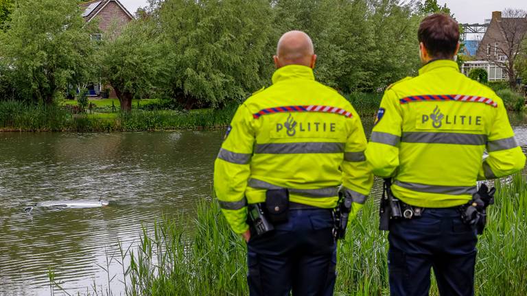 De auto ging bijna kopje onder in de vijver. (Foto: Marcel van Dorst/ SQ Vision)