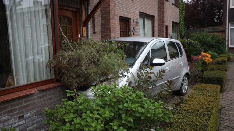 De auto kwam tegen een huis aan het Polanenhof tot stilstand. (Foto: Jeroen Stuve)