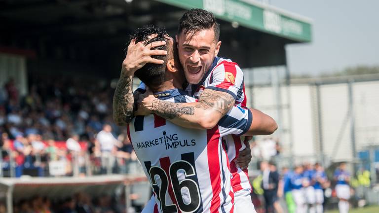 Renato Tapia (links) en Pol Llonch juichen na een doelpunt van Willem II. (Foto: VI Images)