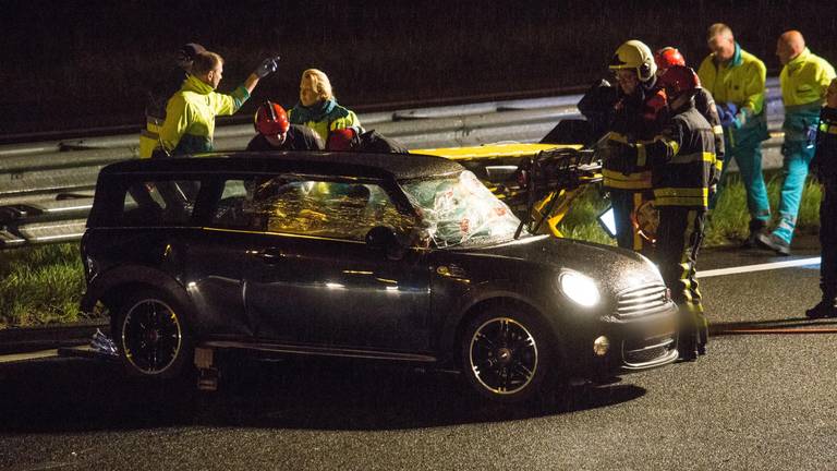 De hulpdiensten bevrijdden het slachtoffer uit de auto. (Foto: Obscura Foto)