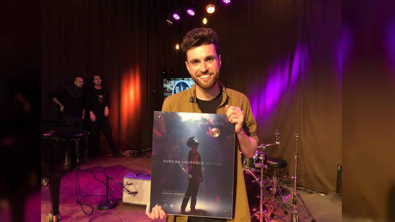 Duncan Laurence ontving vandaag in Hilversum een gouden award.