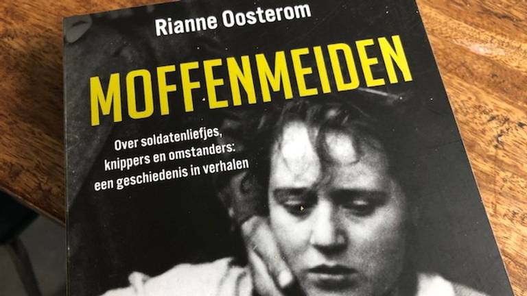 Het boek Moffenmeiden van Rianne van Oosterom