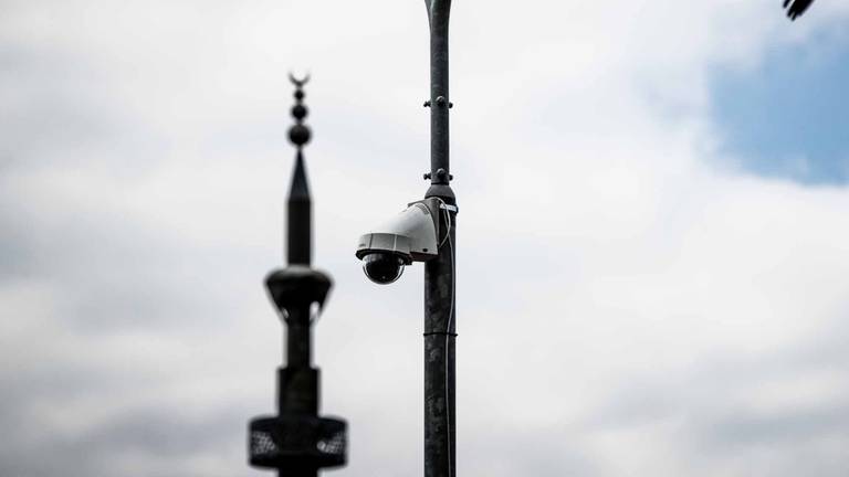 Rondom de Al-Fourqaan moskee zijn extra zichtbare en onzichtbare camera's geplaatst. (Foto: Rob Engelaar)