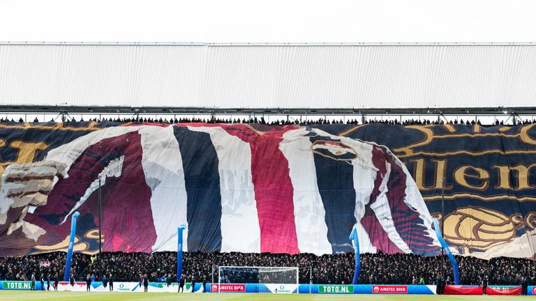 Gigantisch spandoek in De Kuip. Foto: VI-Images