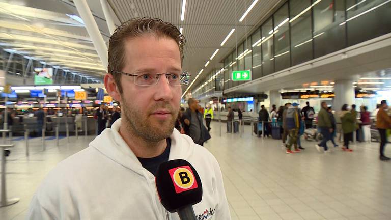 Woordvoerder Eric Dekker van AVROTROS houdt het nieuws in Israël goed in de gaten.