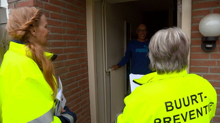 Leden van het buurtpreventieteam in Oss gaan op pad om mensen te werven