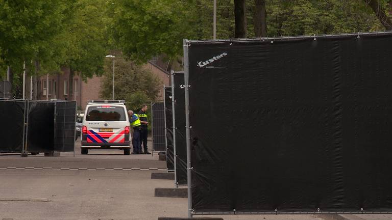 De zwarte hekken bij de moskee op 6 mei.