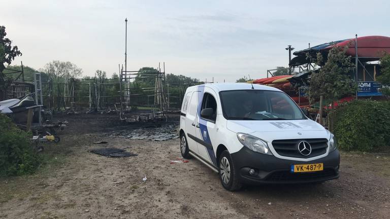 Een beveiliger wacht op de forensische dienst die onderzoek gaat doen. (Foto: Omroep Brabant)