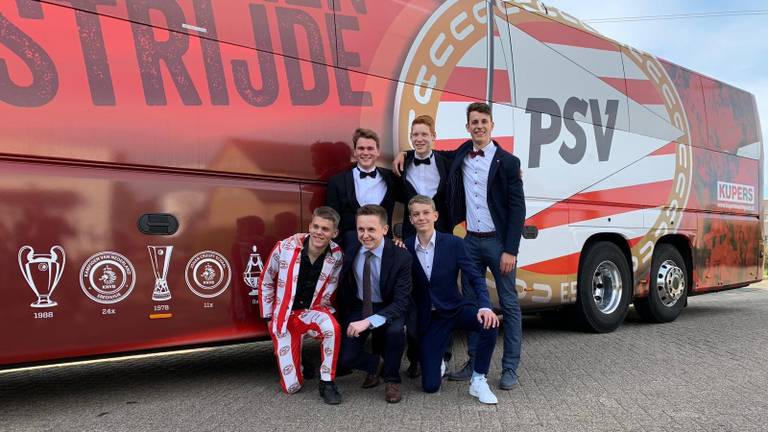 Lex (in PSV-pak) en zijn vijf vrienden vol trots voor de PSV-spelersbus (Foto: Lex van Kollenburg)