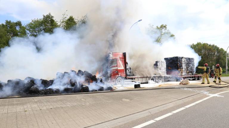 De brandweer probeert het vuur te blussen. (Foto: Harrie Grijseels/SQ Vision)