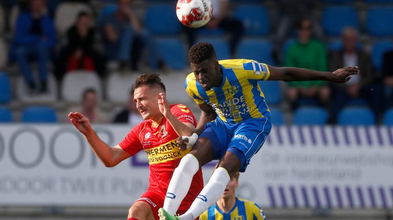 Darren Maatsen wint het kopduel van Jeff Stans. (Foto: VI Images)