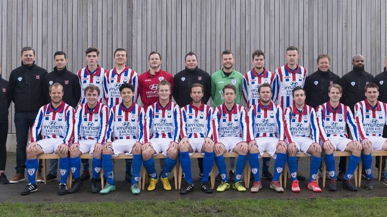 Het eerste elftal van JEKA speelt een interland. (Foto: JEKA)