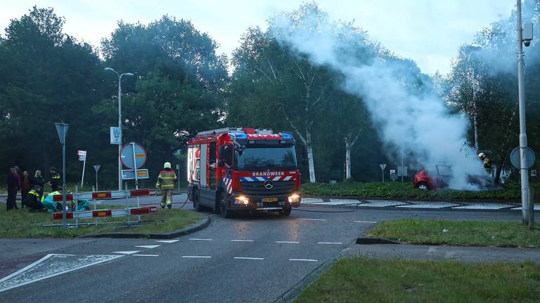 Terwijl de auto in brand staat, wordt het slachtoffer behandeld. (Foto: Gabor Heeres/SQ Vision)